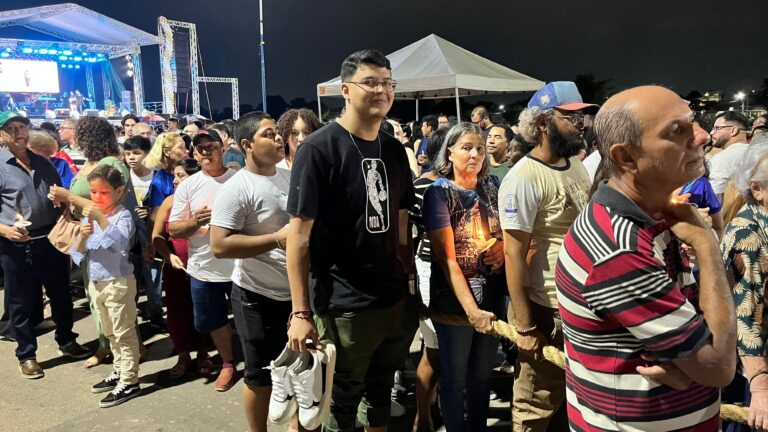 Descalço, jovem de 22 anos cumpre propósito em procissão durante o Círio de Nazaré em Rio Branco