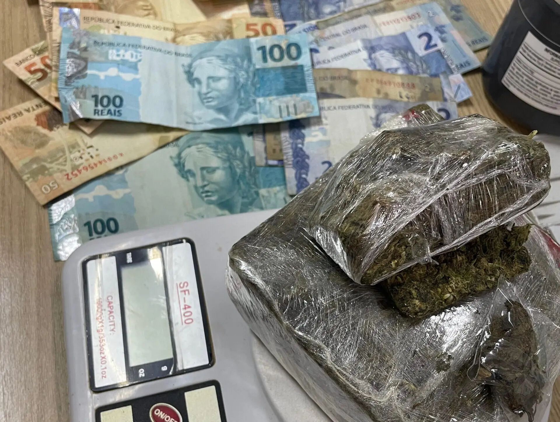 Dupla é preso por tráfico com notas de dinheiro e meio quilo de maconha