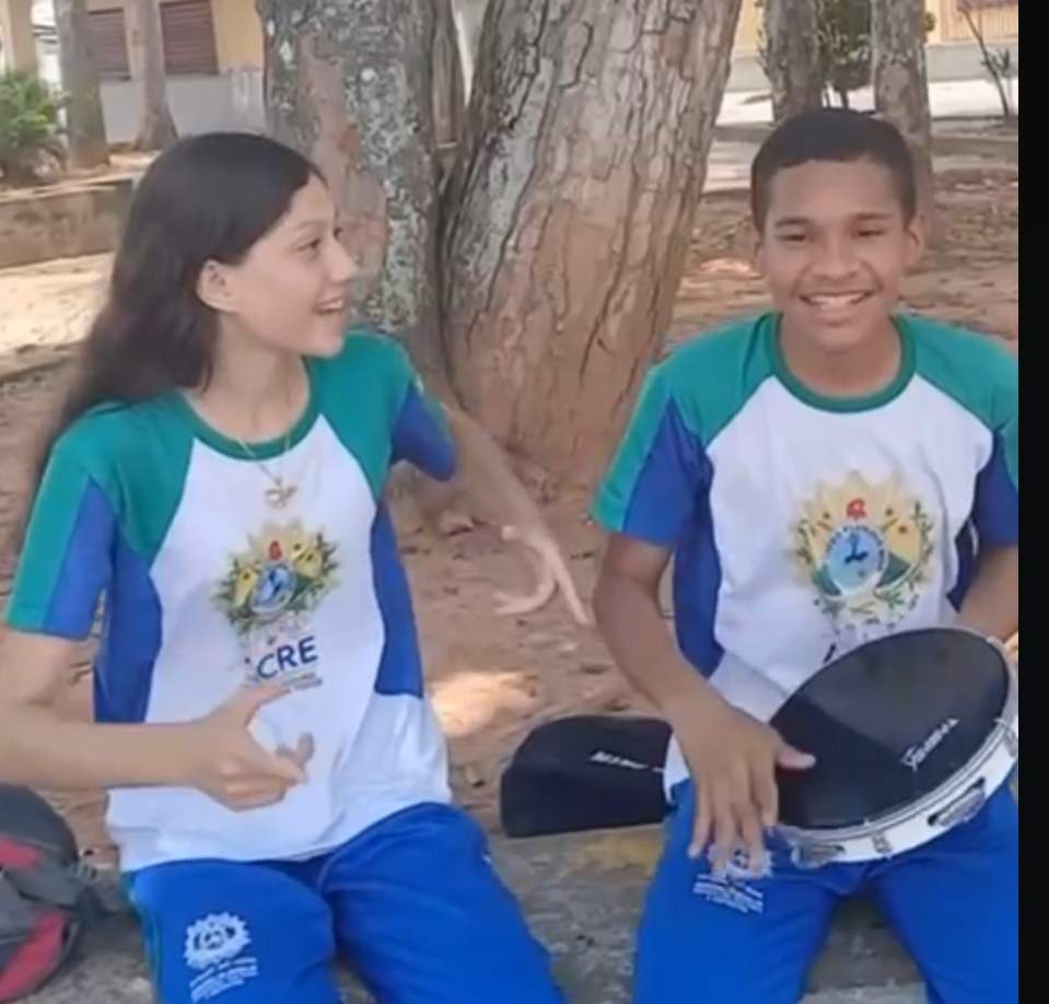 Estudantes gravam vídeo cantando pagode durante intervalo em escola e divertem internautas