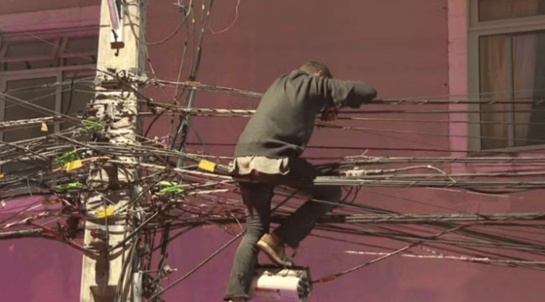 Homem tenta furtar fios, fica preso e é resgatado pelos bombeiros