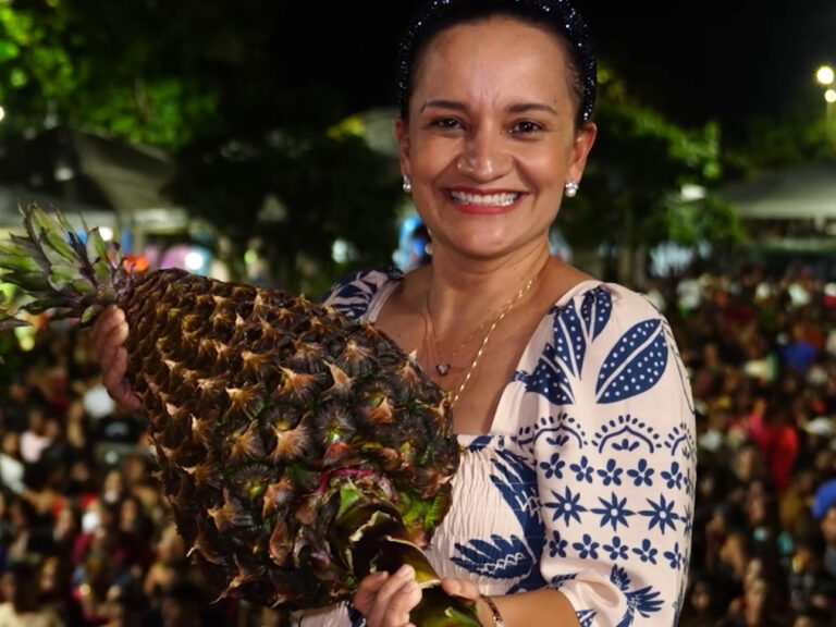 ‘É um presente de Deus ter o maior abacaxi do mundo’, diz prefeita emocionada ao encerrar festival