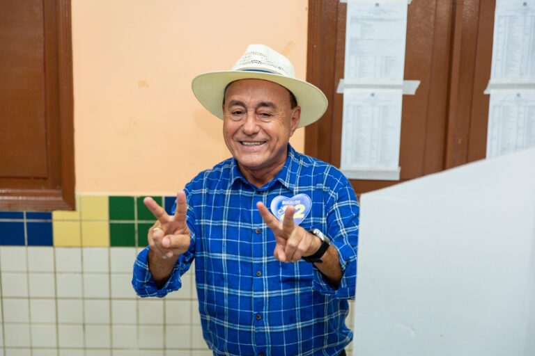 Bocalom chega com esposa para votar e diz que vai ganhar no 1º turno: “Será mais de 60% dos votos”