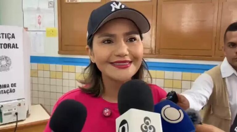 Jéssica Sales chega acompanhada da mãe e vota em Cruzeiro do Sul: “Já deu certo”