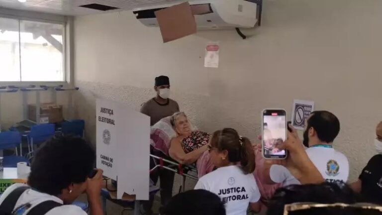 Eleições 2024: idosa de 72 anos chega de maca em ambulância para votar