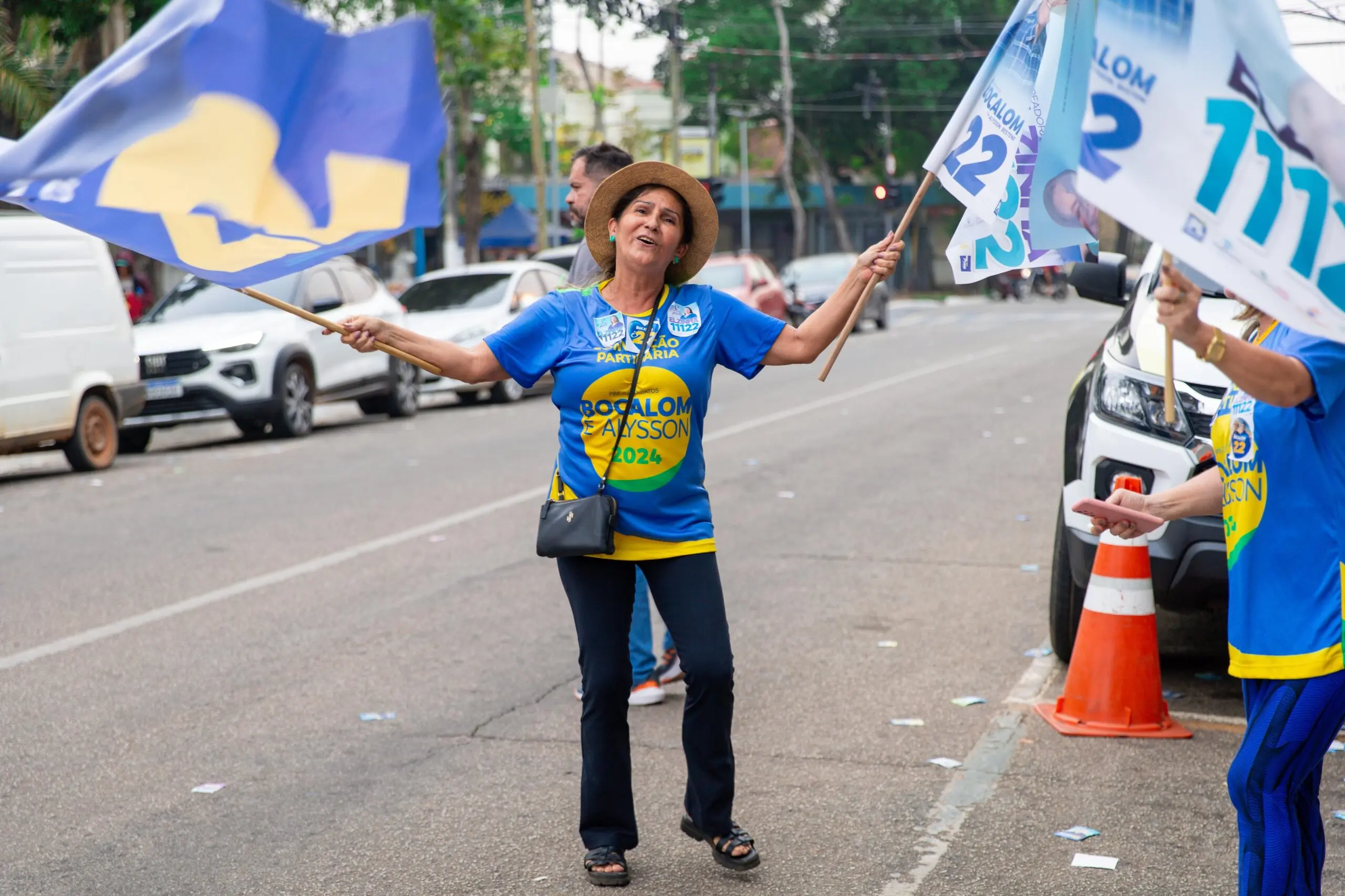 Apoiadores e militância de Bocalom se reúnem em frente à prefeitura para acompanhar apuração
