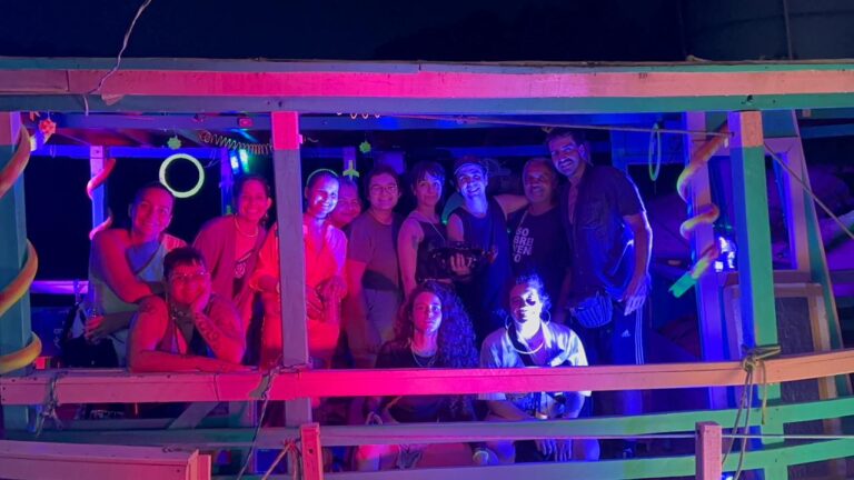 Donatinho, filho do acreano João Donato, grava clipe de nova música dentro de barco no Rio Acre