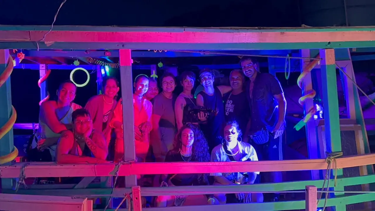 Donatinho, filho do acreano João Donato, grava clipe de nova música dentro de barco no Rio Acre