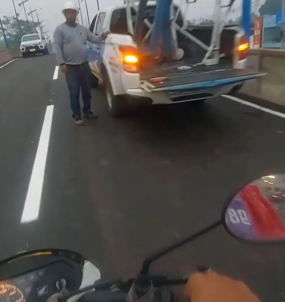 Motoboy tenta passar pelo elevado da Dias Martins, mas é barrado por equipe da Prefeitura