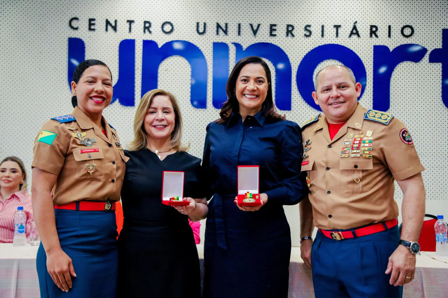 Mailza Assis é homenageada com Medalha de Mérito Amigos dos Bombeiros