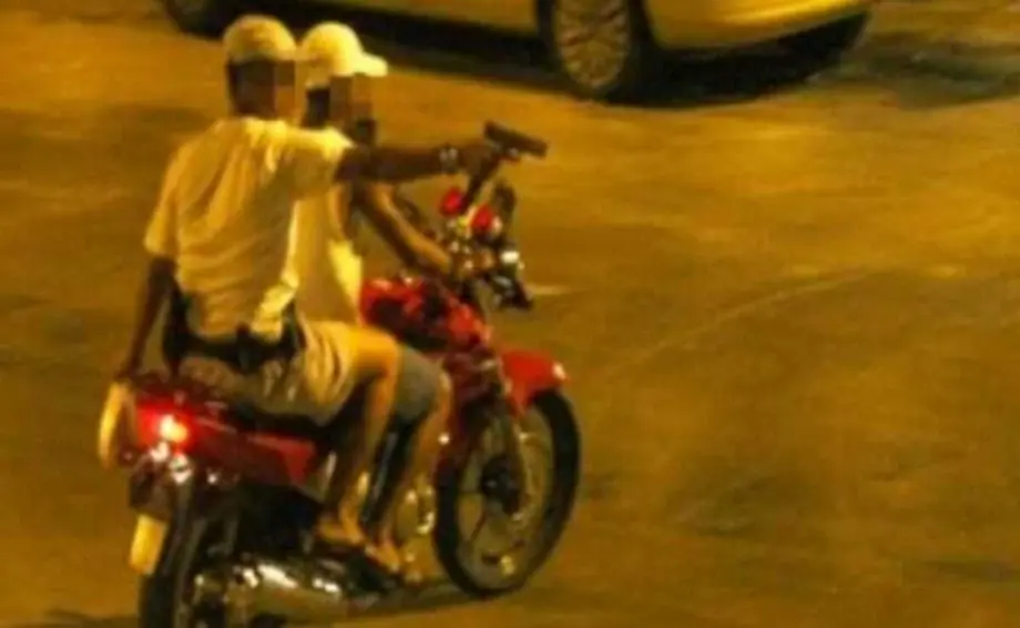 Guerra de facções: criminosos invadem bairro e tentam matar jovem com vários tiros