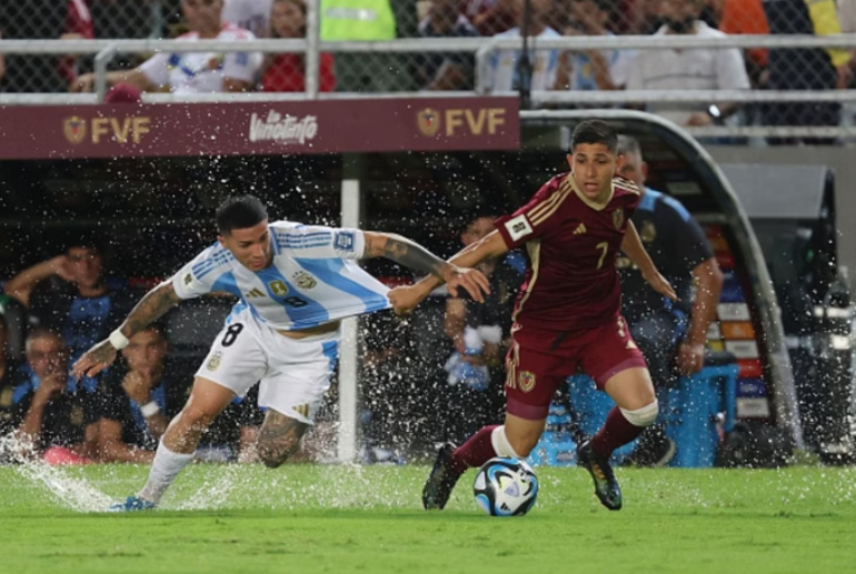 Em gramado encharcado, Venezuela e Argentina empatam em 1 x 1