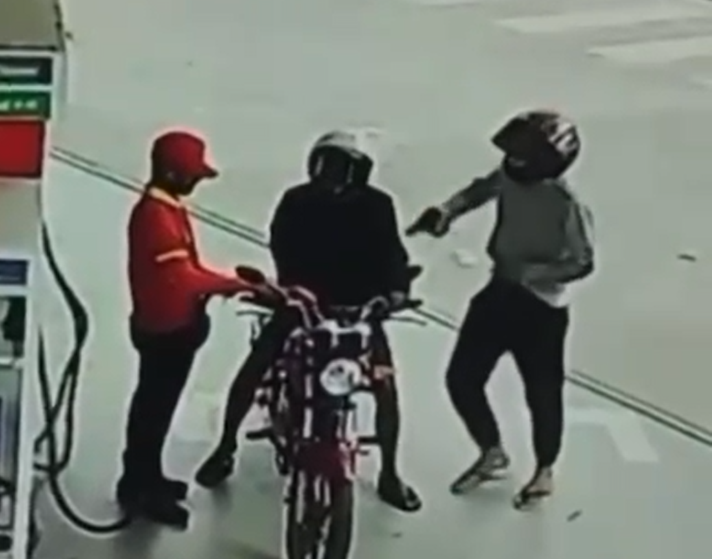 VÍDEO: assaltante abastece moto em posto, aponta arma para frentista e foge com dinheiro