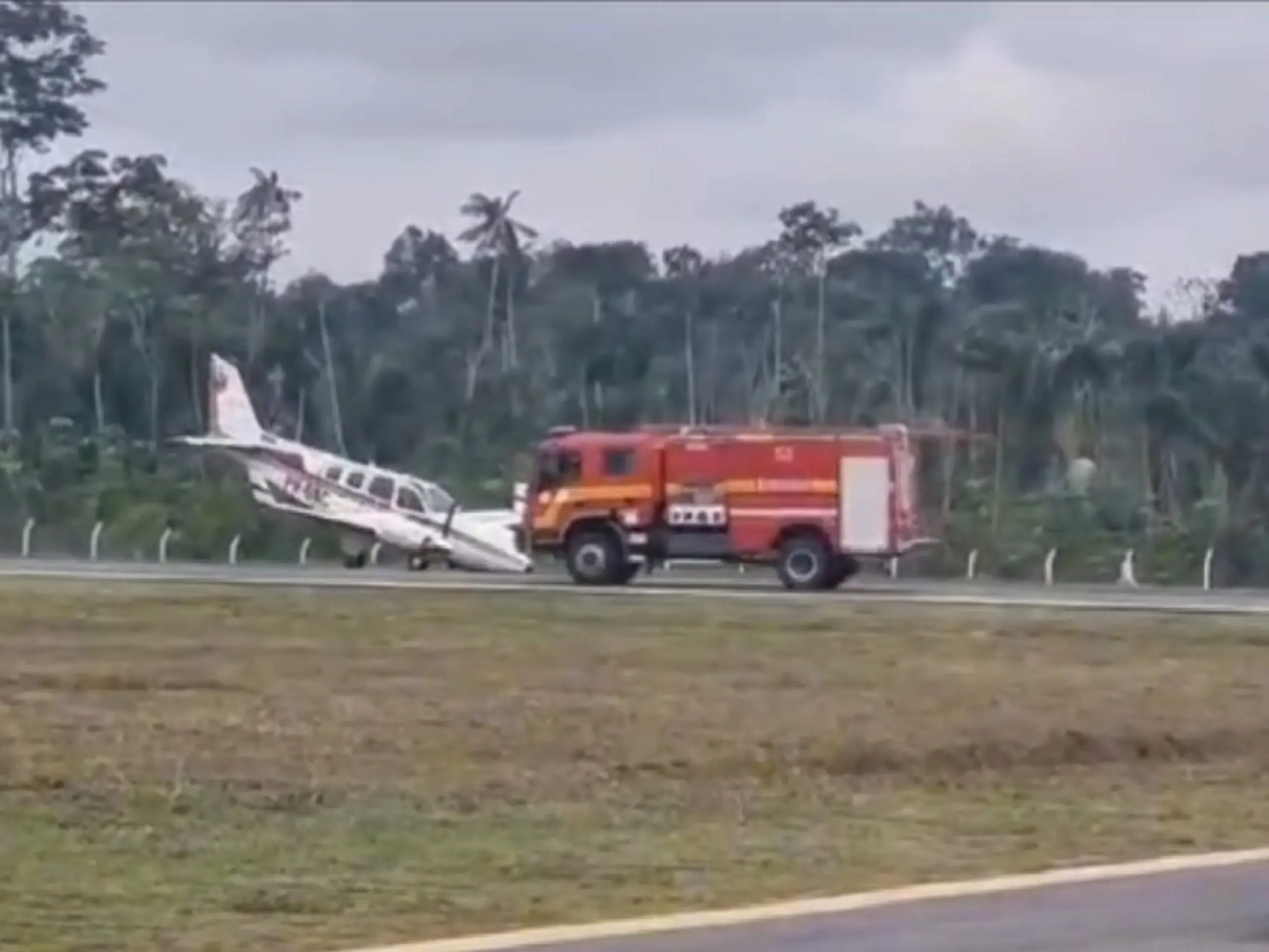 URGENTE: avião faz pouso de emergência no Acre e bombeiros são acionados; veja o vídeo