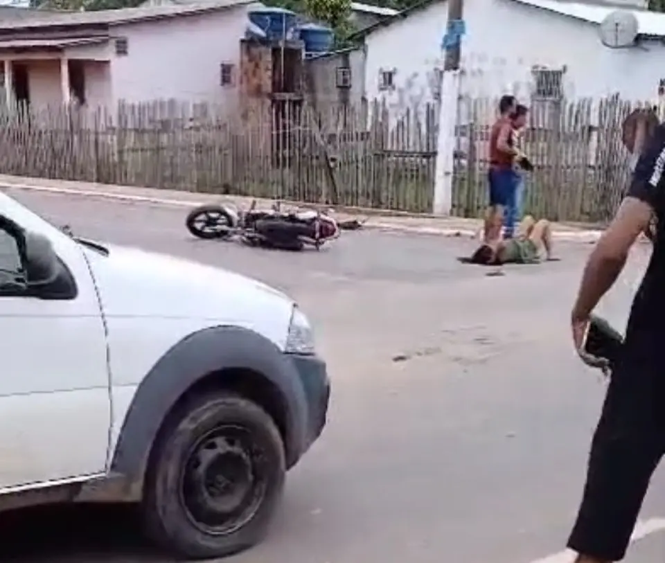 Acidente entre carro e mototáxi deixa passageiro ferido em cruzamento de ruas em Sena Madureira