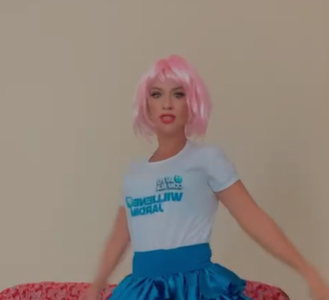 No Acre, Joelma Cover dança, canta e bate cabelo antes de votar; veja o momento