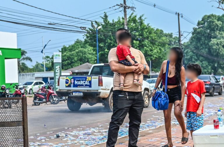 Eleitor exibe carro com adesivo de Pablo Marçal nas ruas de Rio Branco, durante as eleições