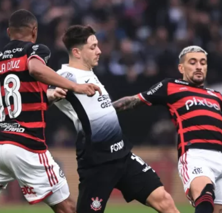 Com um a menos, Flamengo segura Corinthians e avança à final da Copa do Brasil