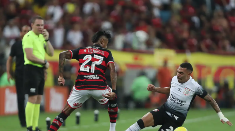 Bruno Henrique é expulso após solada na cabeça de Matheuzinho durante jogo entre Corinthians e Flamengo