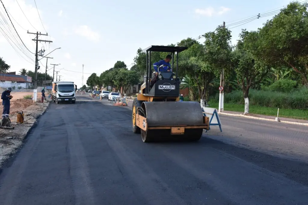 Deracre recupera e asfalta trecho na Avenida Antônio da Rocha Viana, em Rio Branco