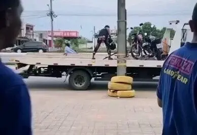 Mulher surta e destrói motocicleta apreendida pela PRF em Ji-Paraná; veja vídeo