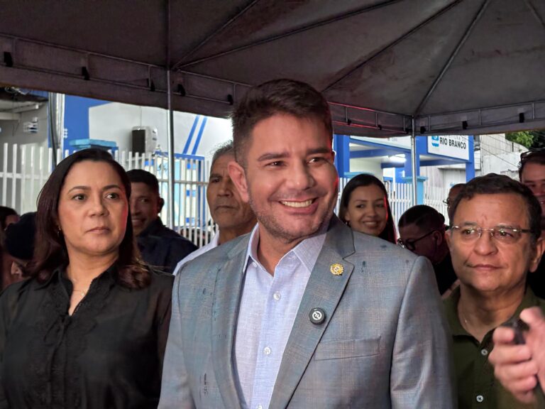 Gladson publica exonerações e anuncia nova diretora na Sesacre; veja lista completa