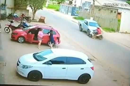 Vídeo mostra momento em que caminhonete invade contramão e bate de frente com moto