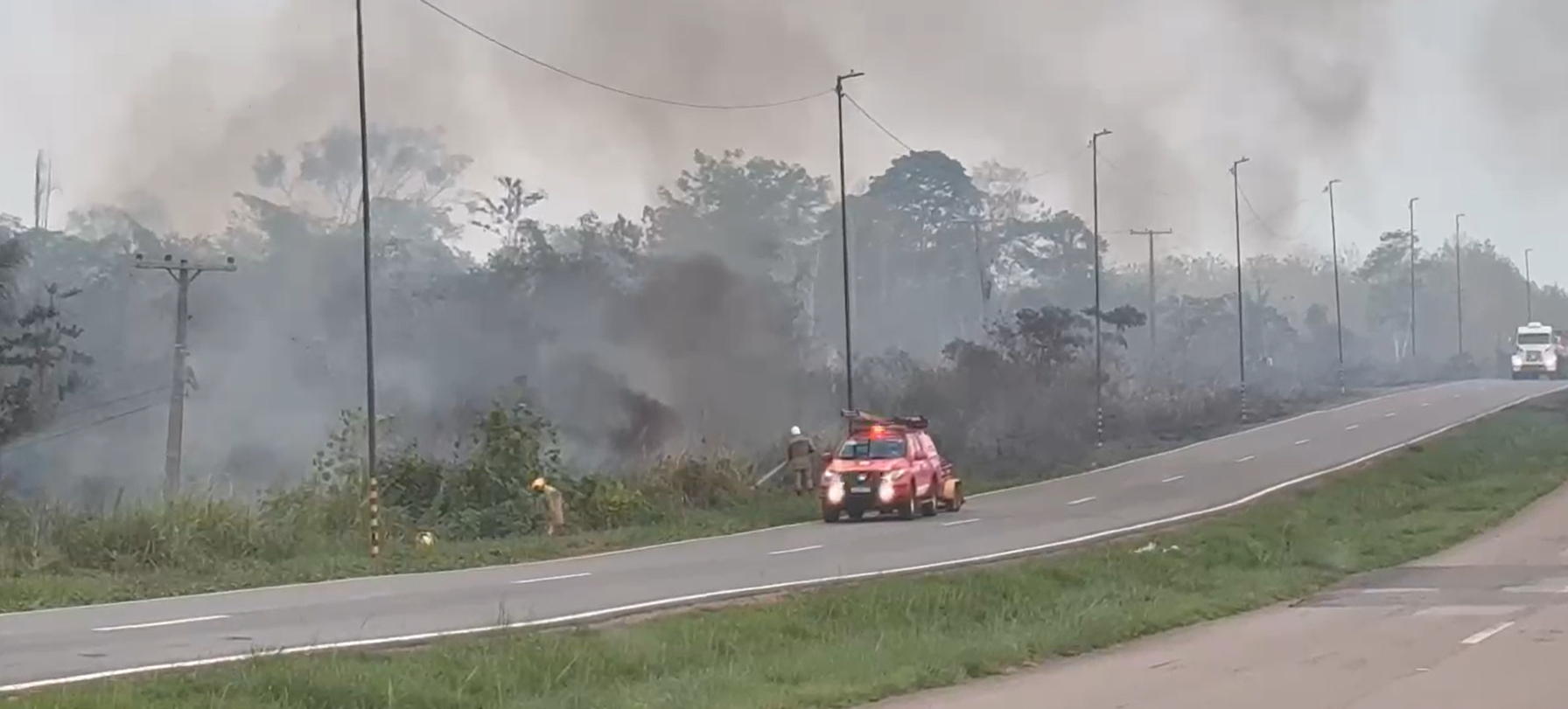 VÍDEO: incêndio de grandes proporções destrói vegetação nas margens da BR-364