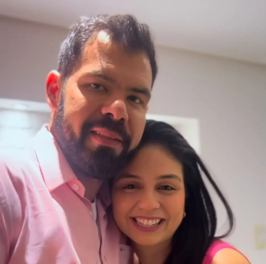 Empresária e esposa de secretário de Saúde corta cabelo para doar a pacientes com câncer