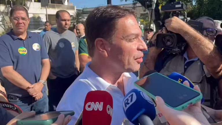 Acompanhado de Bolsonaro, Ramagem vota em colégio na Barra