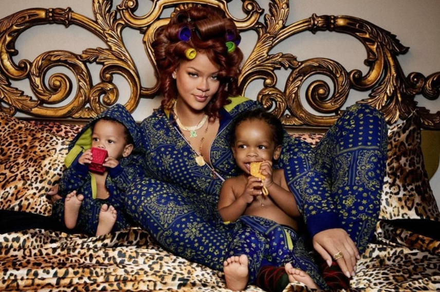 Rihanna posa ao lado dos filhos com looks combinando; veja
