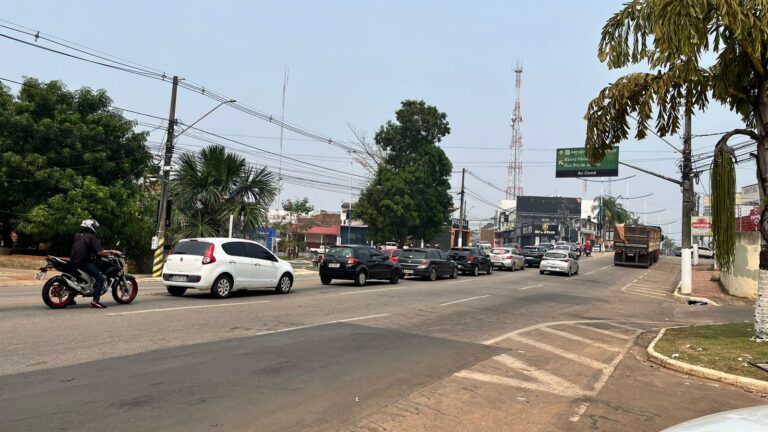 Após cinco horas do início da votação, fluxo de veículos aumenta no Centro de Rio Branco