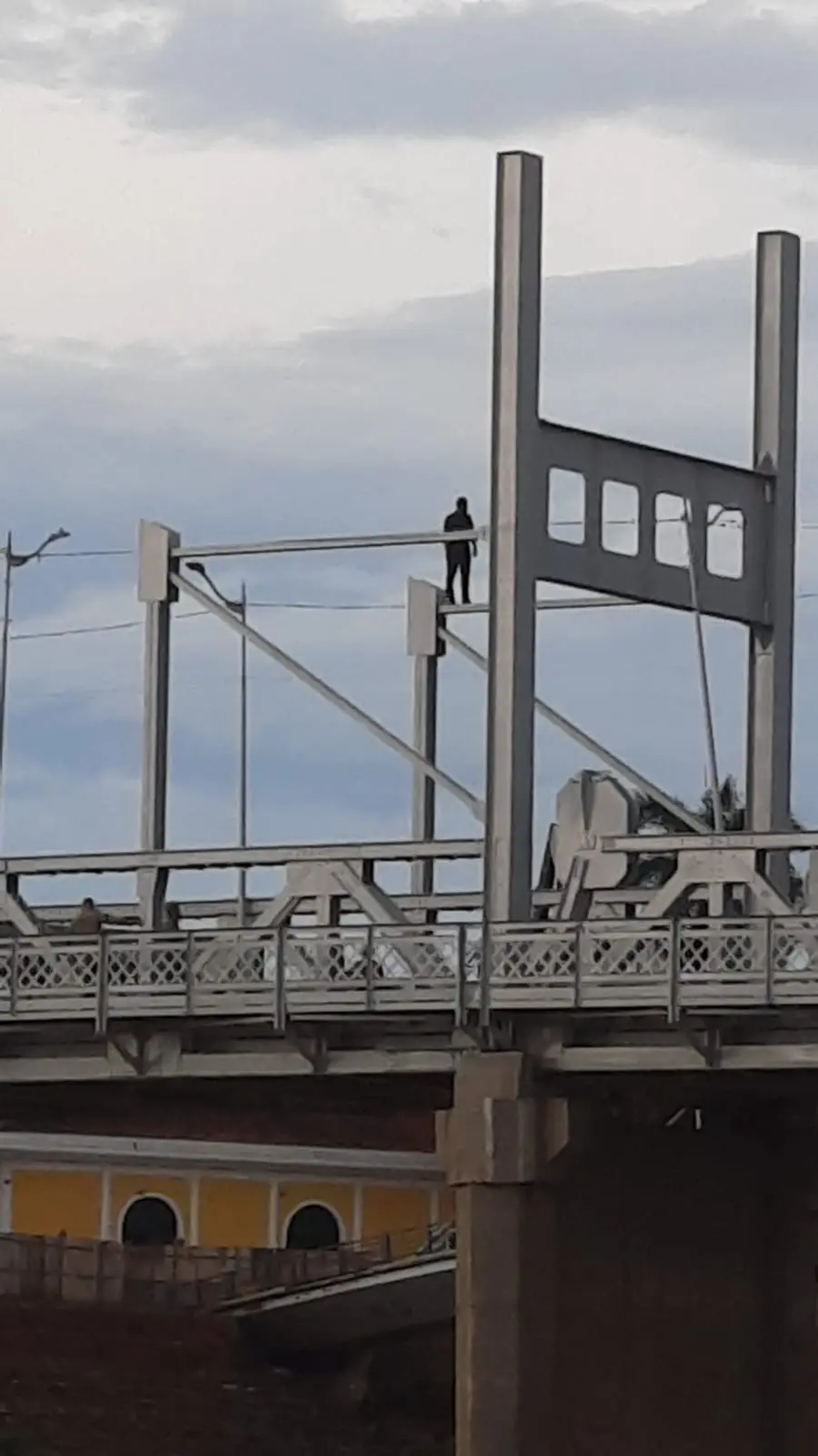 Homem tenta se jogar de cima da ponte metálica em Rio Branco e Bombeiros interditam trânsito no local