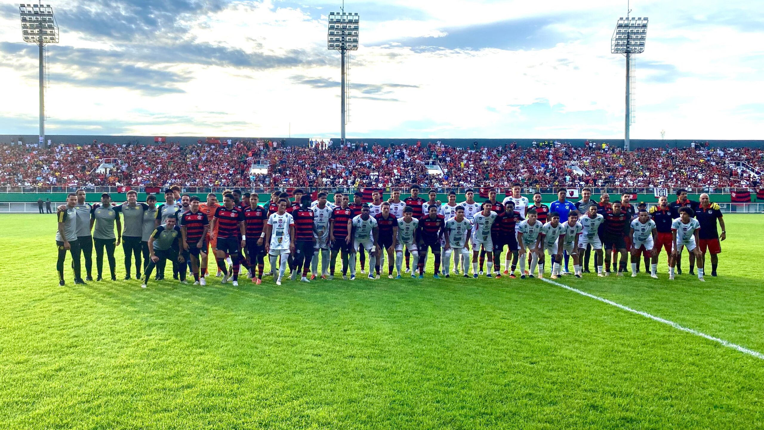 Com vitória de 2 a 1 do Flamengo, reinauguração do Arena da Floresta reúne mais de 13 mil torcedores
