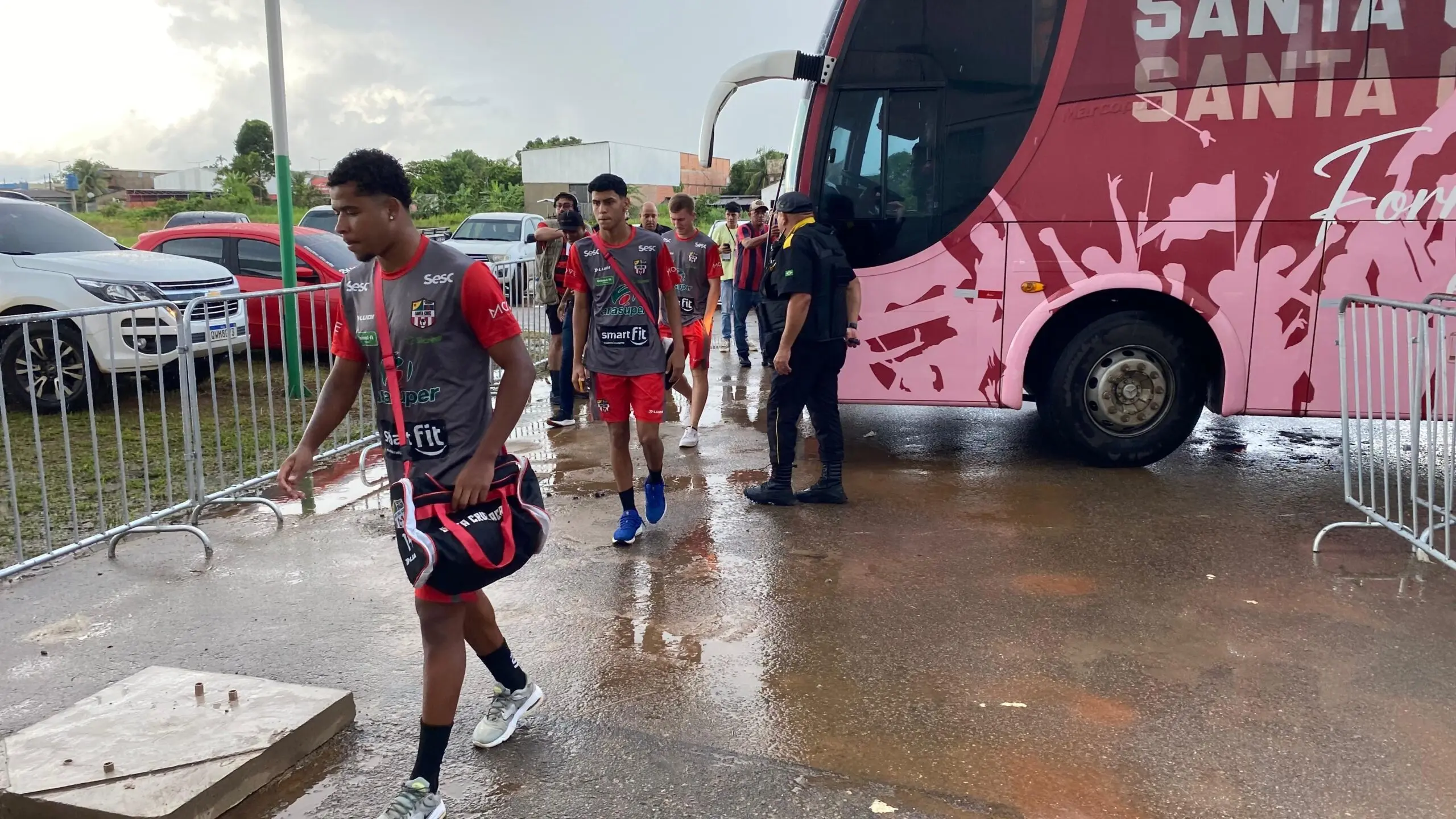Time do Santa Cruz do Acre, é recebido com festa antes de amistoso contra o Flamengo na Arena