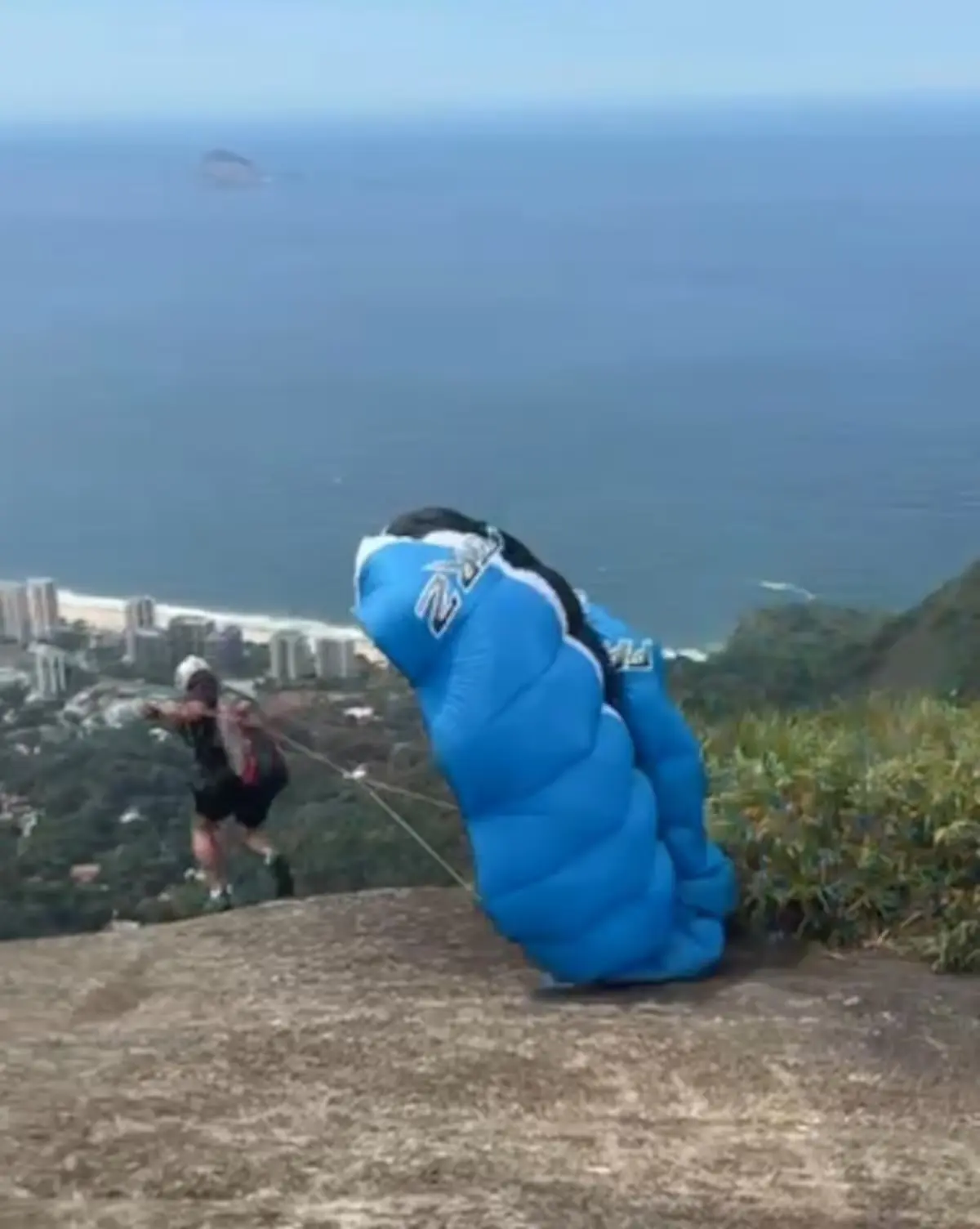 Homem morre após tentar saltar de speed fly na Pedra Bonita, no Rio; veja vídeo