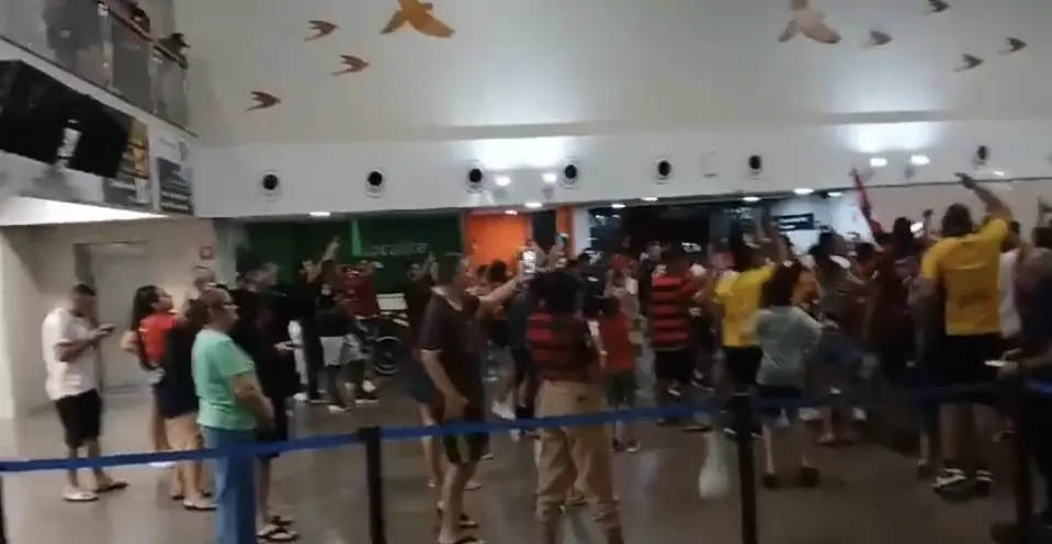Torcedores fazem festa no Aeroporto de Rio Branco para receber representantes sub-20 do Flamengo