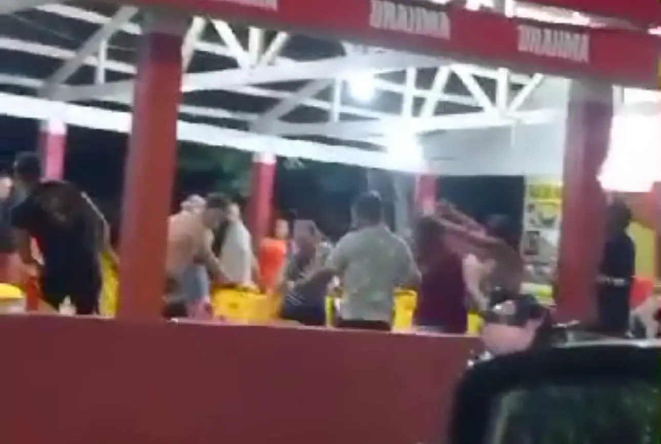 Briga generalizada dentro de bar termina com vários feridos e outros presos; VEJA O VÍDEO