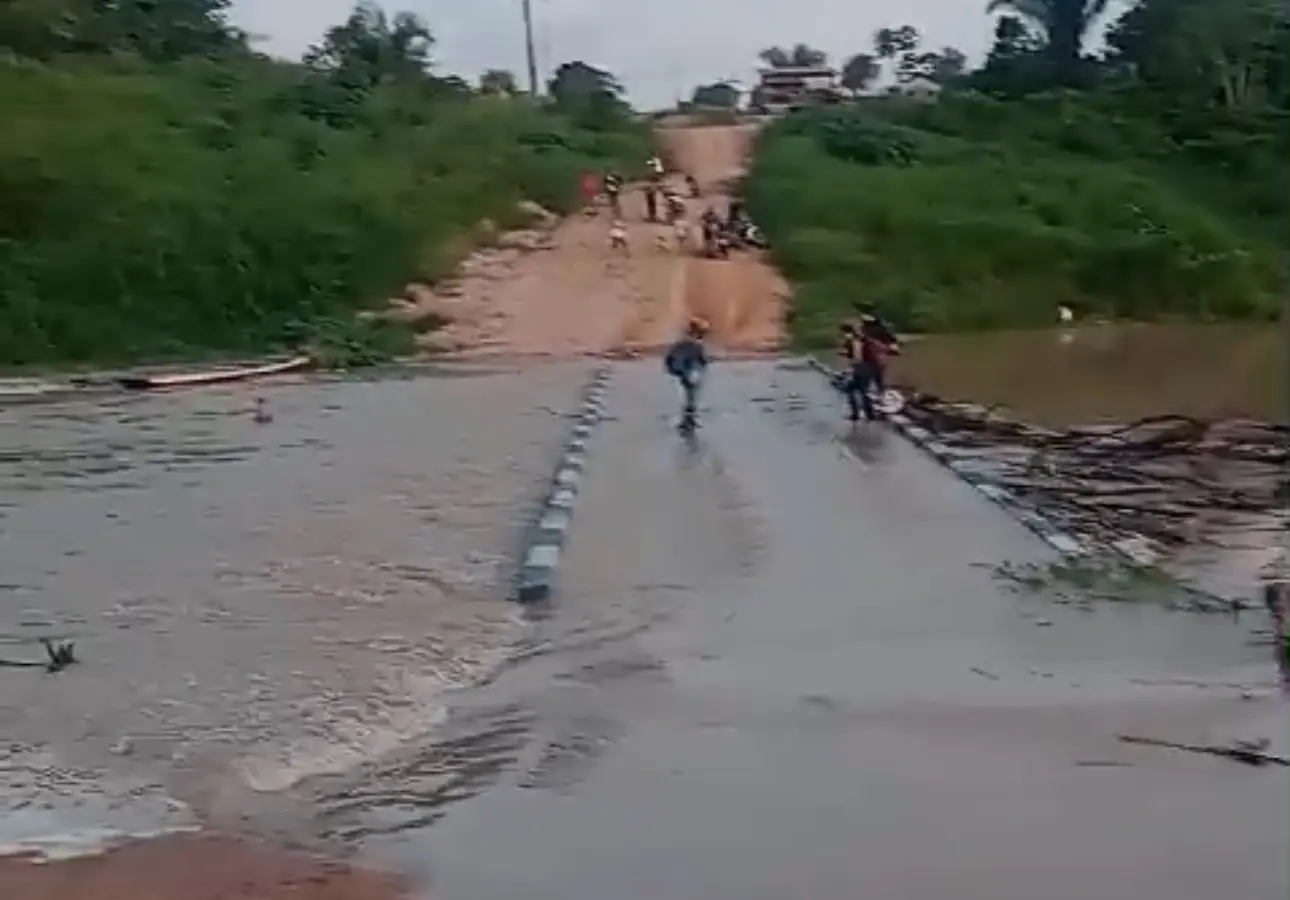 Após meses de seca, nível de rio sobe rapidamente e cobre ponte no interior; VÍDEO