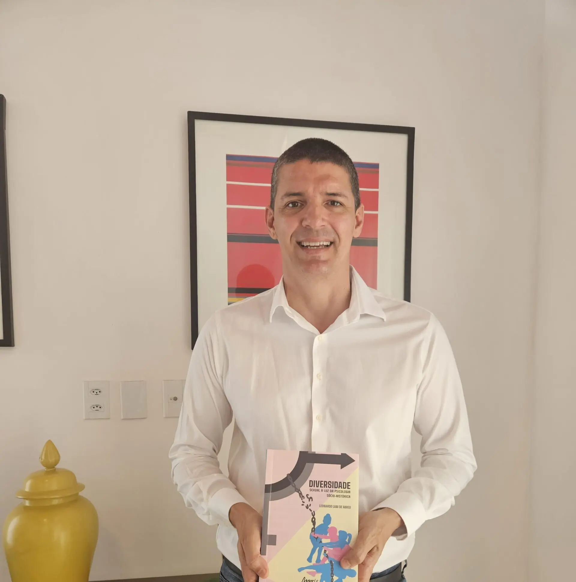 Superintendente do MTE lança livro sobre discriminação contra a diversidade sexual nas escolas