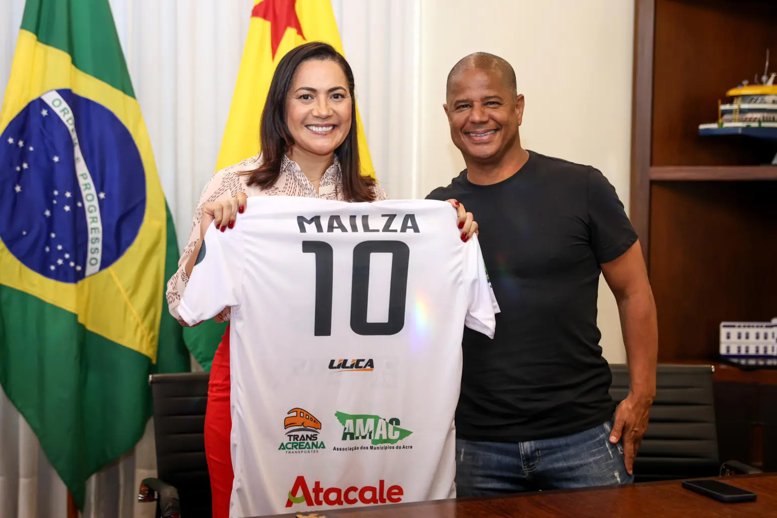 Camisa 10: Vice-Governadora Mailza recebe presente especial de Marcelinho Carioca