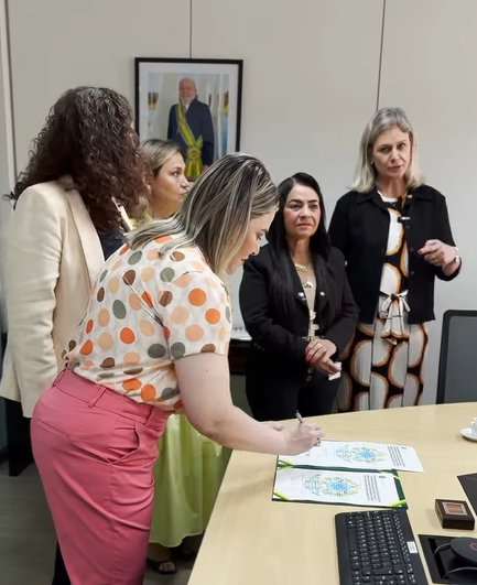 Governo firma parceria para incluir mulheres vítimas de violência em contratos públicos