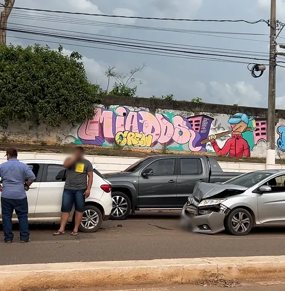 Acidente com três veículos causa congestionamento em trânsito de avenida em Rio Branco; VEJA VÍDEO