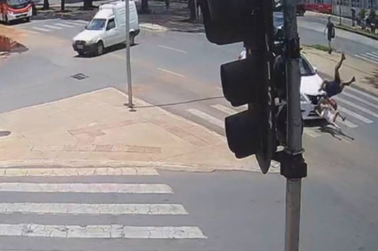 Vídeo forte: taxista atropela mulher e criança em faixa de pedestre