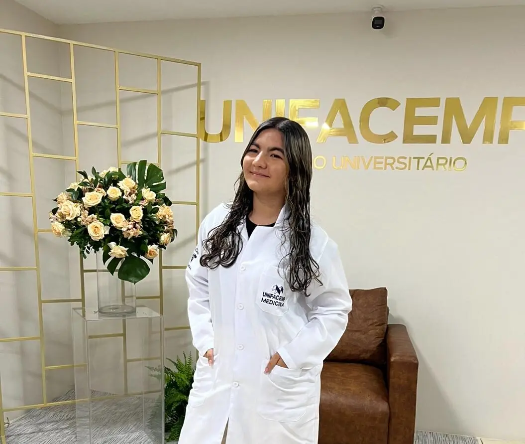 Aos 16 anos, acreana é aprovada em Medicina na Bahia e vai fazer o curso após decisão da justiça