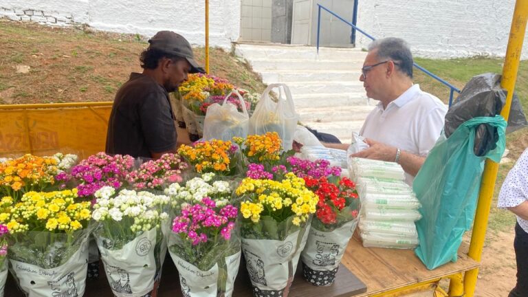 Ambulantes aproveitam movimento em cemitérios para ganhar renda extra: “Meu 13º salário”