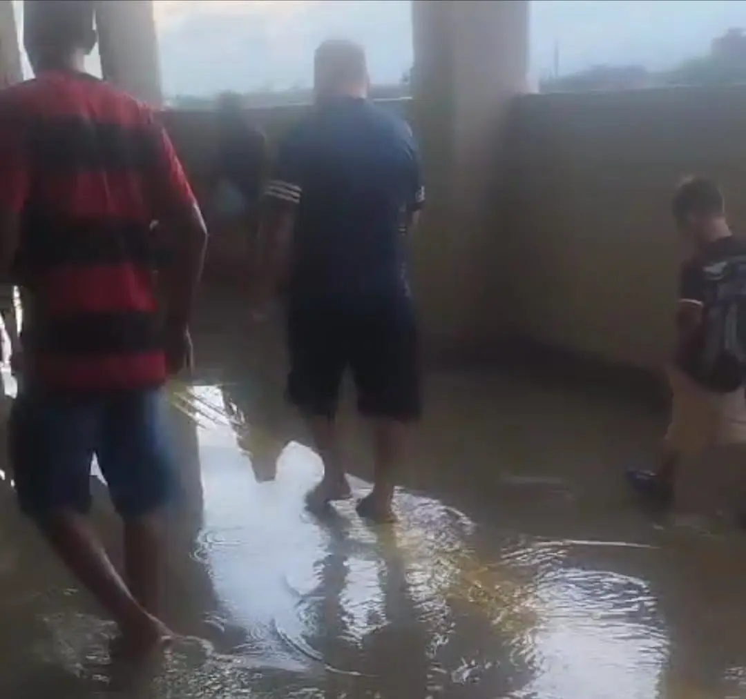 Vídeo: chuva forte alaga área coberta do Arena da Floresta durante reinauguração