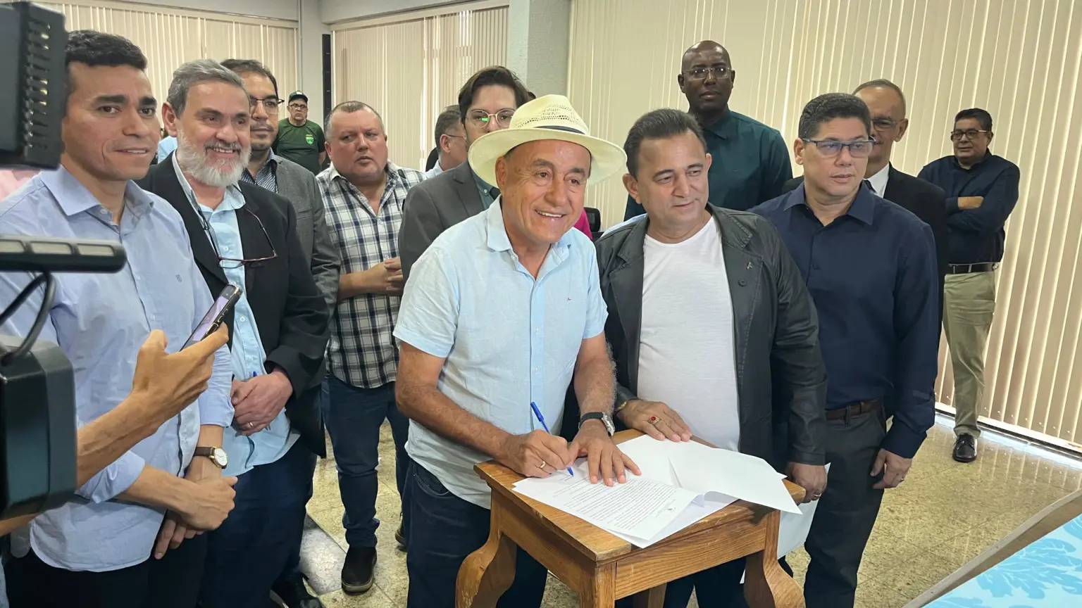 Bocalom sanciona oficialmente lei que institui programa “Bíblia nas Escolas”; confira