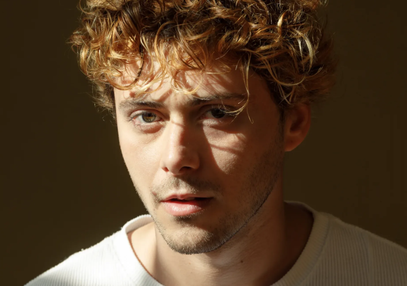 Conheça Caio Macedo, estrela do filme LGBTQIAPN+ ‘Ruas da Glória’