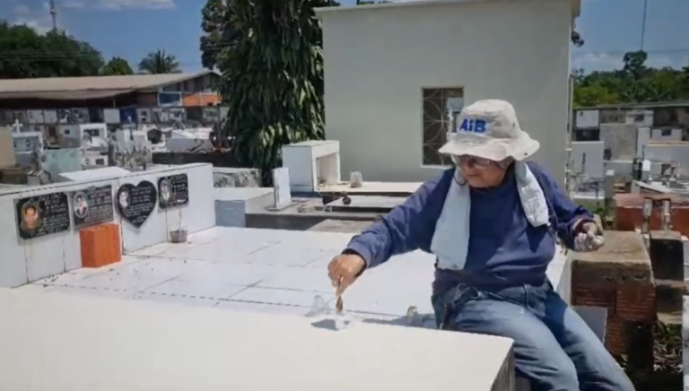 Acreana viaja centenas de quilômetros para pintar sozinha os túmulos dos irmãos: “É por amor”