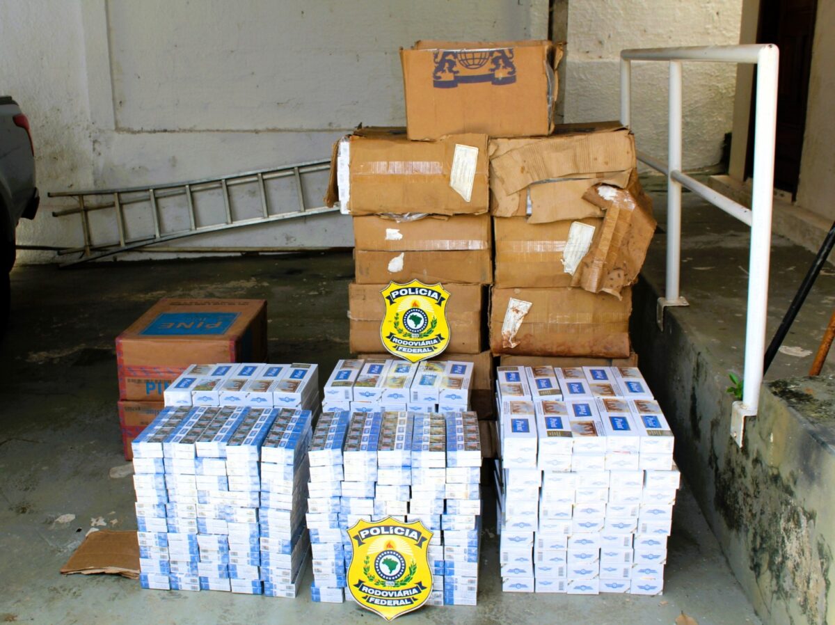 Mais de 9 mil maços de cigarros contrabandeados são apreendidos pela PRF; VÍDEO